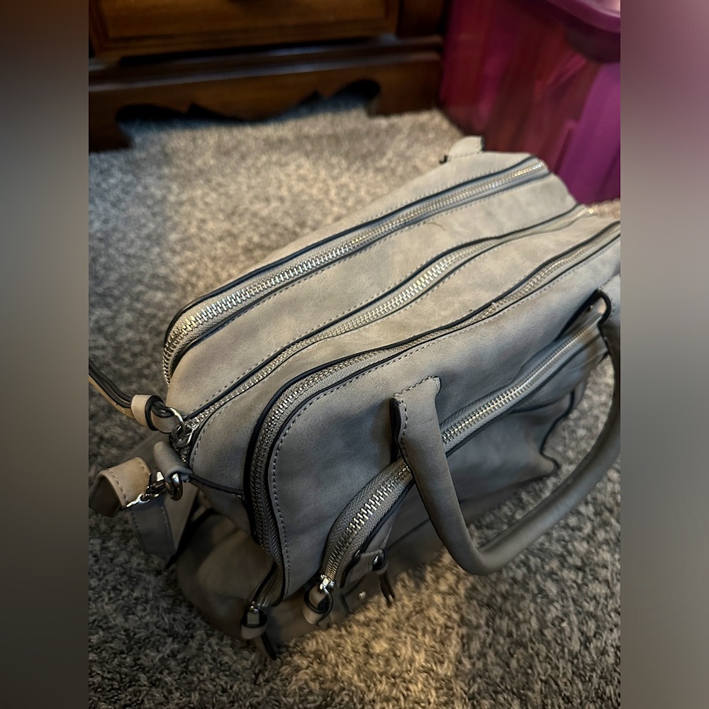 Grey purse with lots of pockets